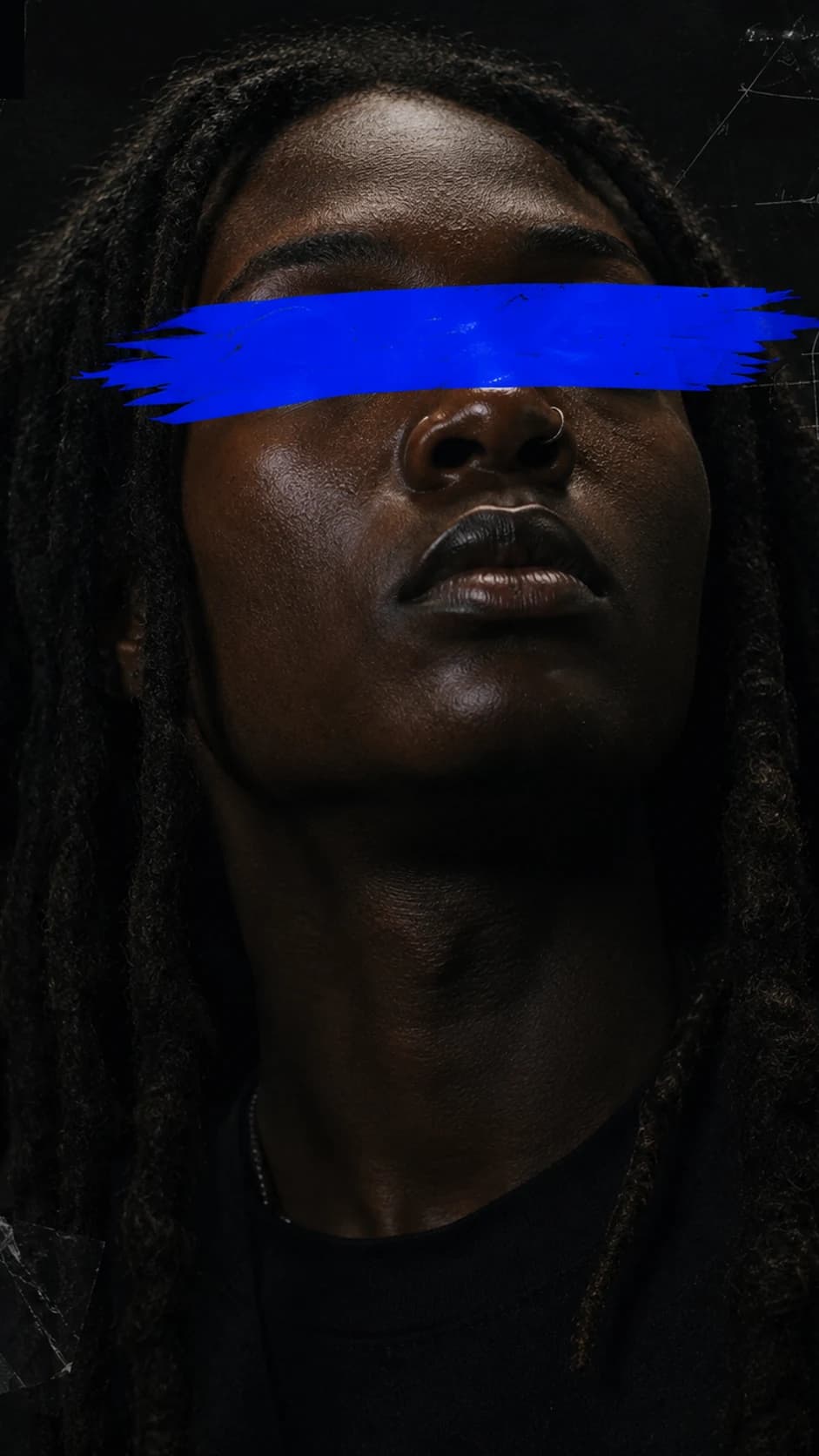 Retrato vertical da DUA com faixa azul sobre os olhos