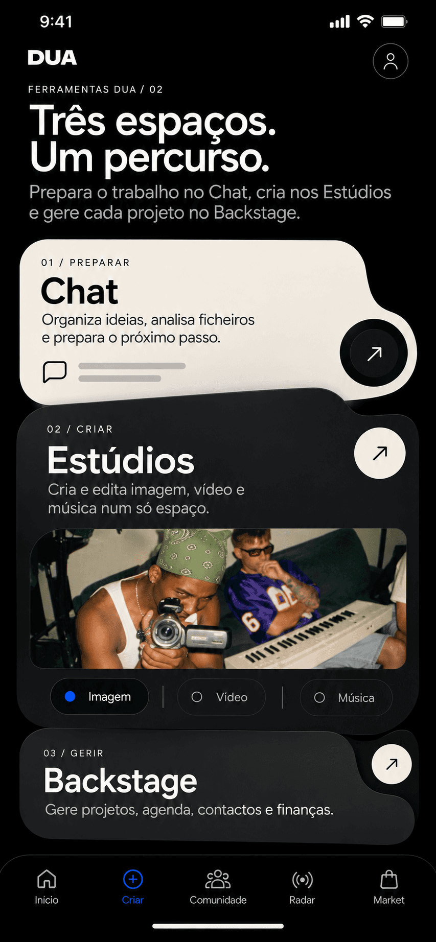 Criador com uma câmara de vídeo numa sessão entre amigos
