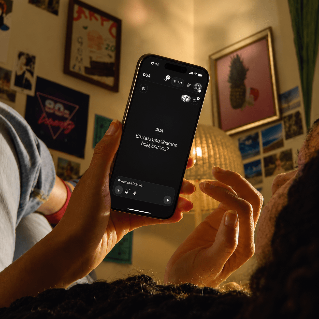 Chat DUA aberto num telemóvel, numa sala com luz quente