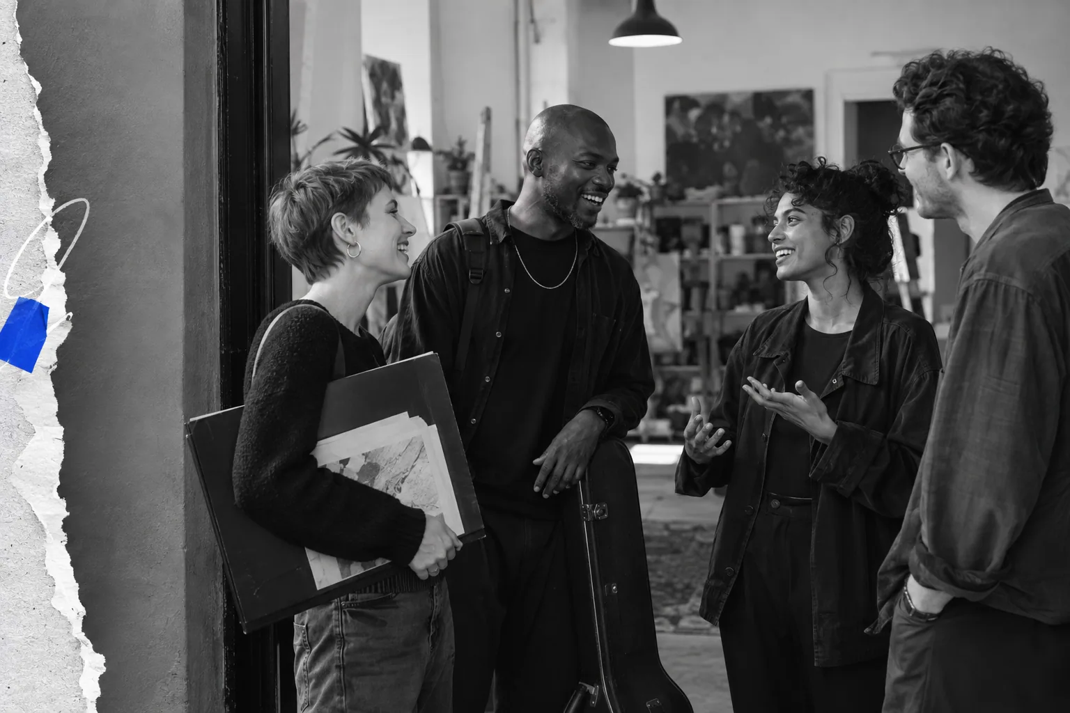 Artistas de várias áreas a conversar à entrada de um espaço criativo
