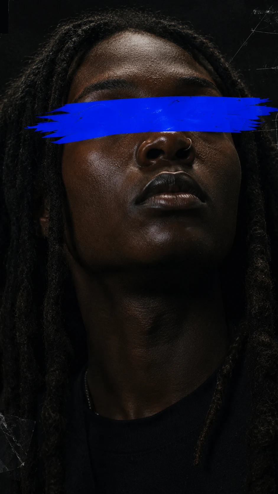Rosto oficial da DUA com fita azul sobre os olhos