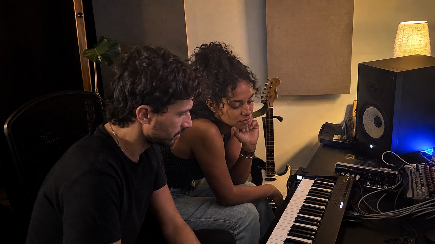 Produtor musical a trabalhar numa mesa de mistura